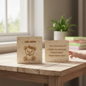 Quadratische Holzkarte aus Birkensperrholz mit herausnehmbarem Tiermotiv und individueller Namensgravur